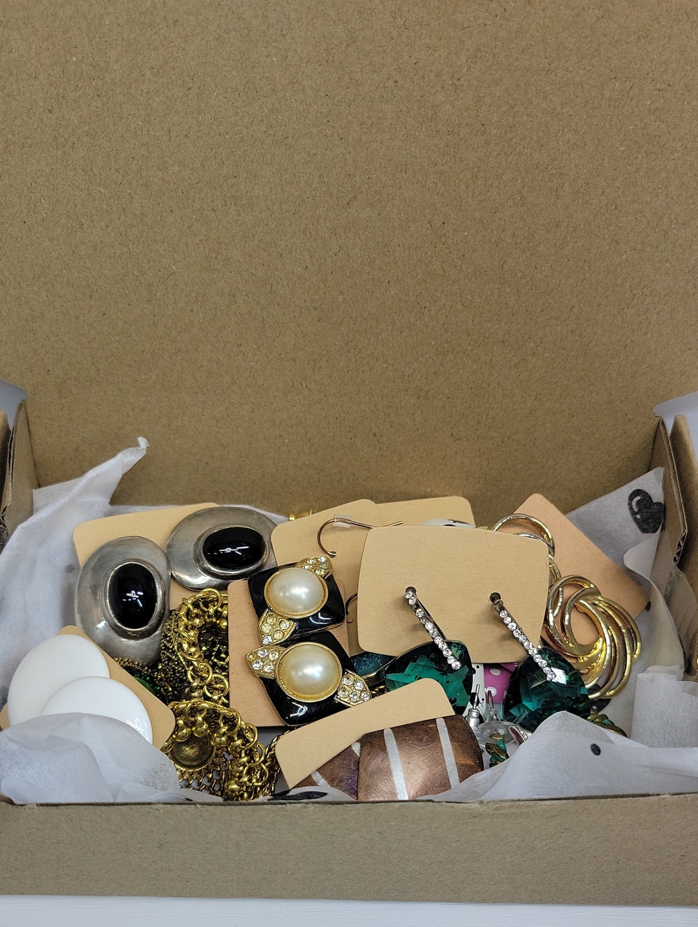 15pc Of Earrings In A Box